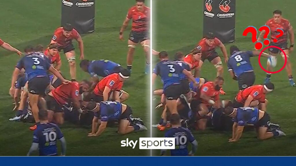 'What on earth was that?!' | Unbelievable no-look reverse pass sets up try!
