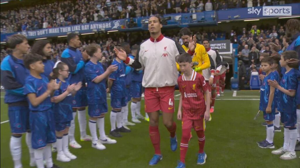 Boos ring out at Stamford Bridge as Chelsea give Liverpool guard of honour